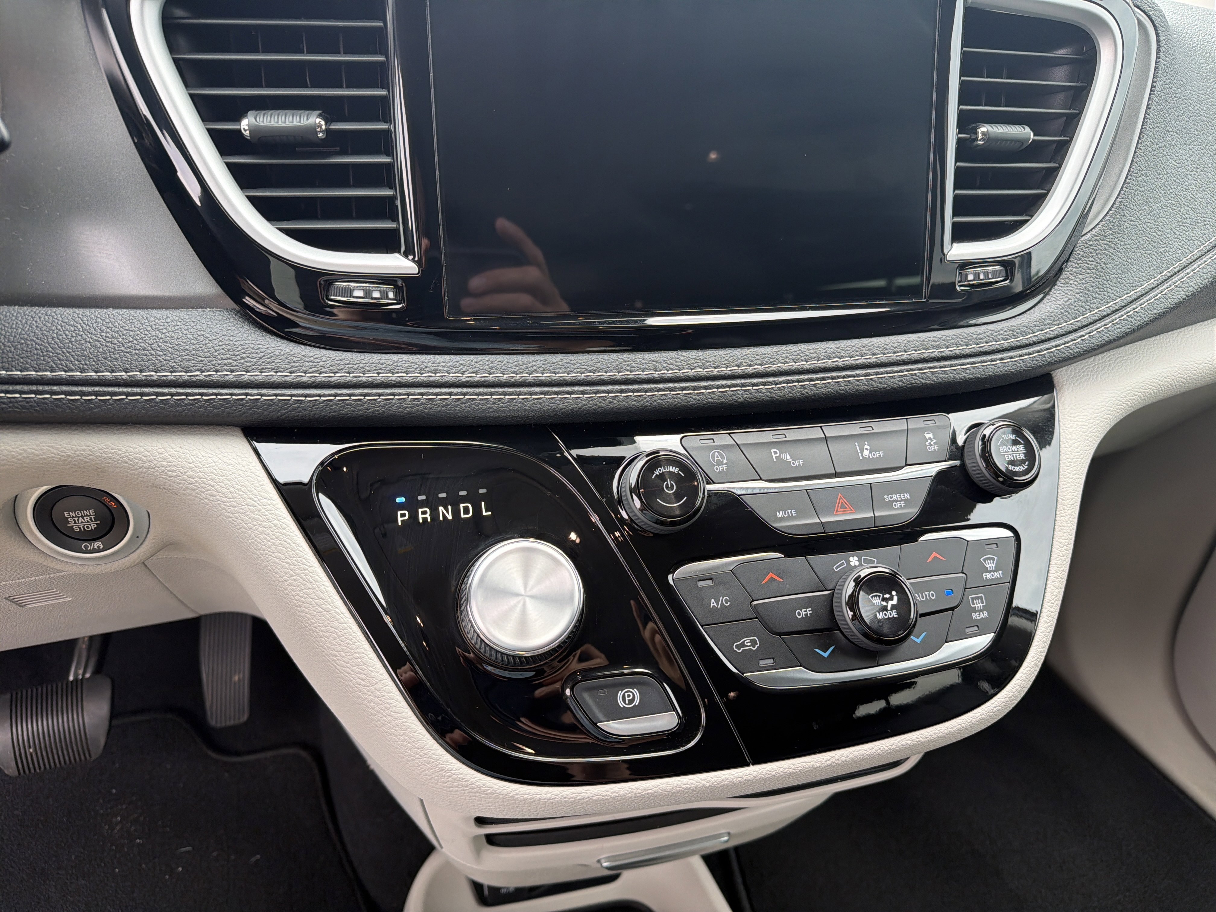 Used 2023 Granite Crystal Metallic Clearcoat Chrysler Touring L image 29