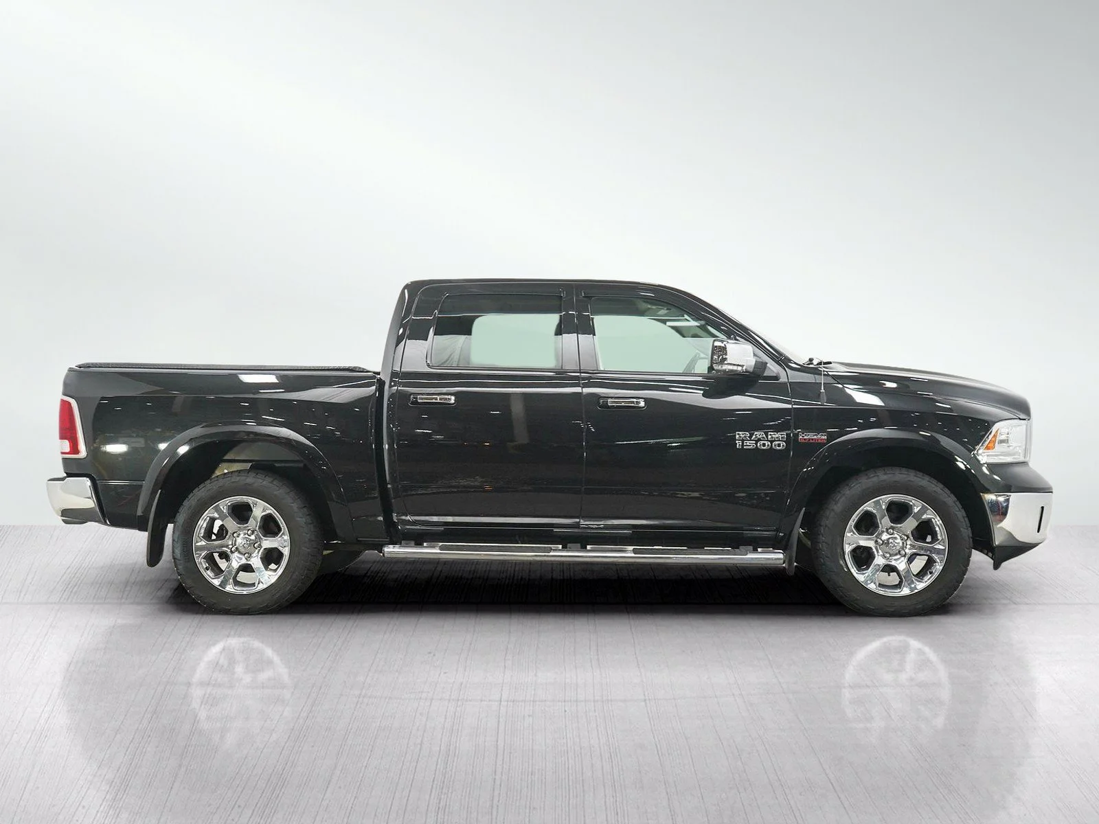 Used 2017 Brilliant Black Crystal Pearlcoat Ram Laramie image 6