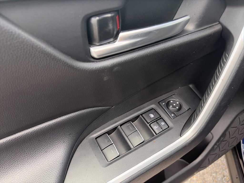 Used 2025  Toyota XLE image 18