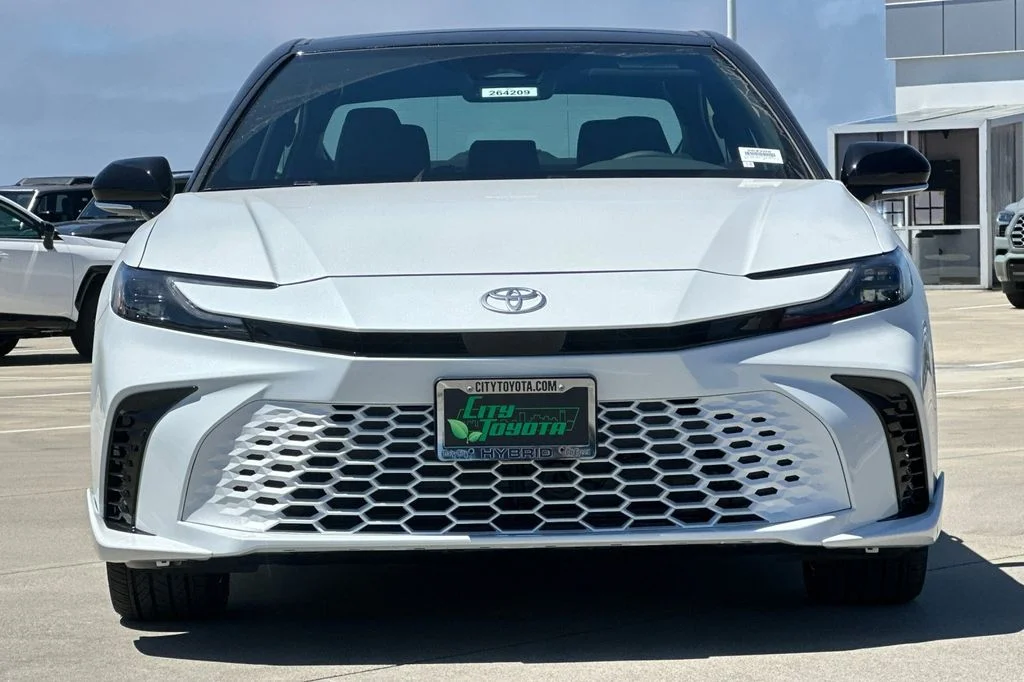 New 2026 Wind Chill Pearl with Midnight Black Metallic roof <sup>1</sup> Toyota  XSE image 9