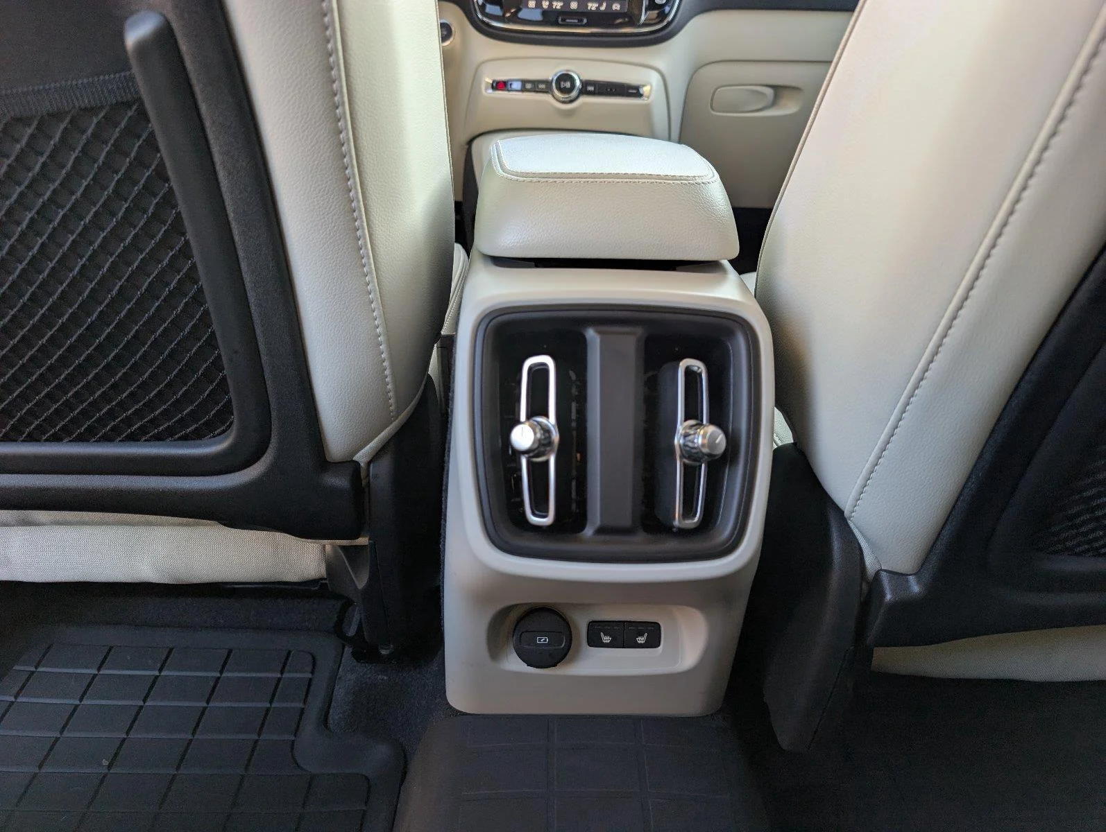 Used 2024 Vapor Grey Metallic Volvo Plus Bright Theme image 33