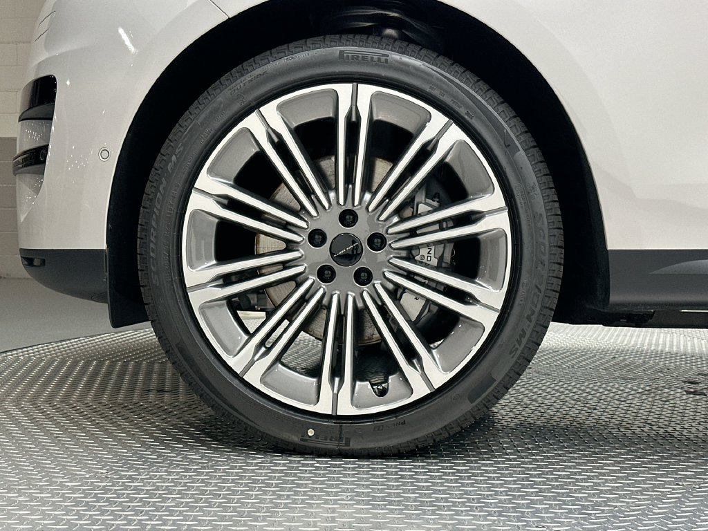 New 2027 Borasco Grey Metallic Land Rover SE image 5