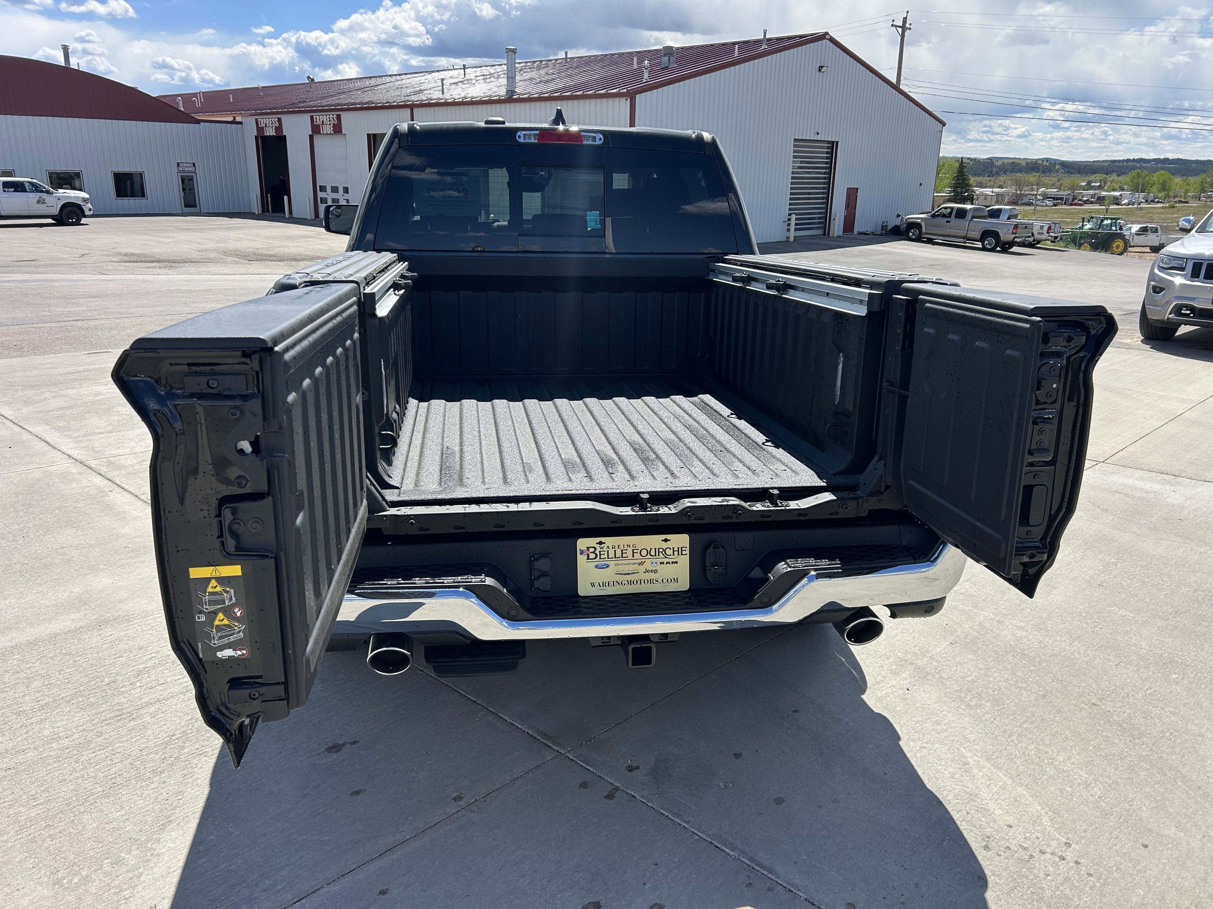 New 2026 Diamond Black Crystal Pearlcoat Ram Laramie image 9