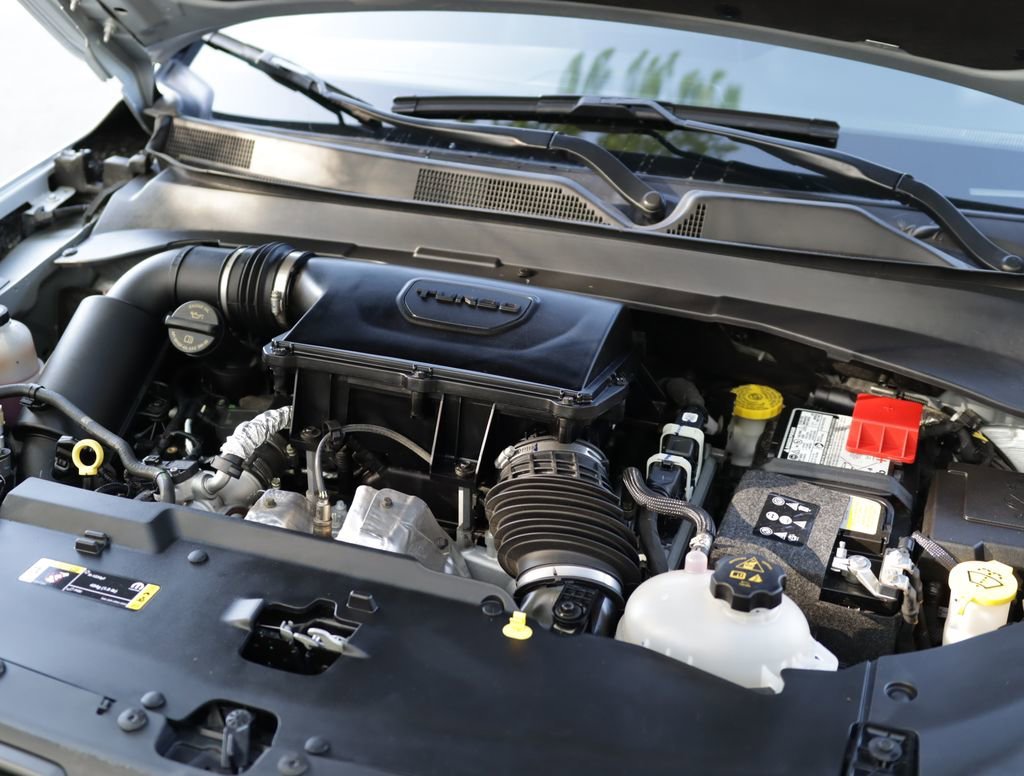 Used 2025 Silver Jeep Trailhawk 4x4 image 30