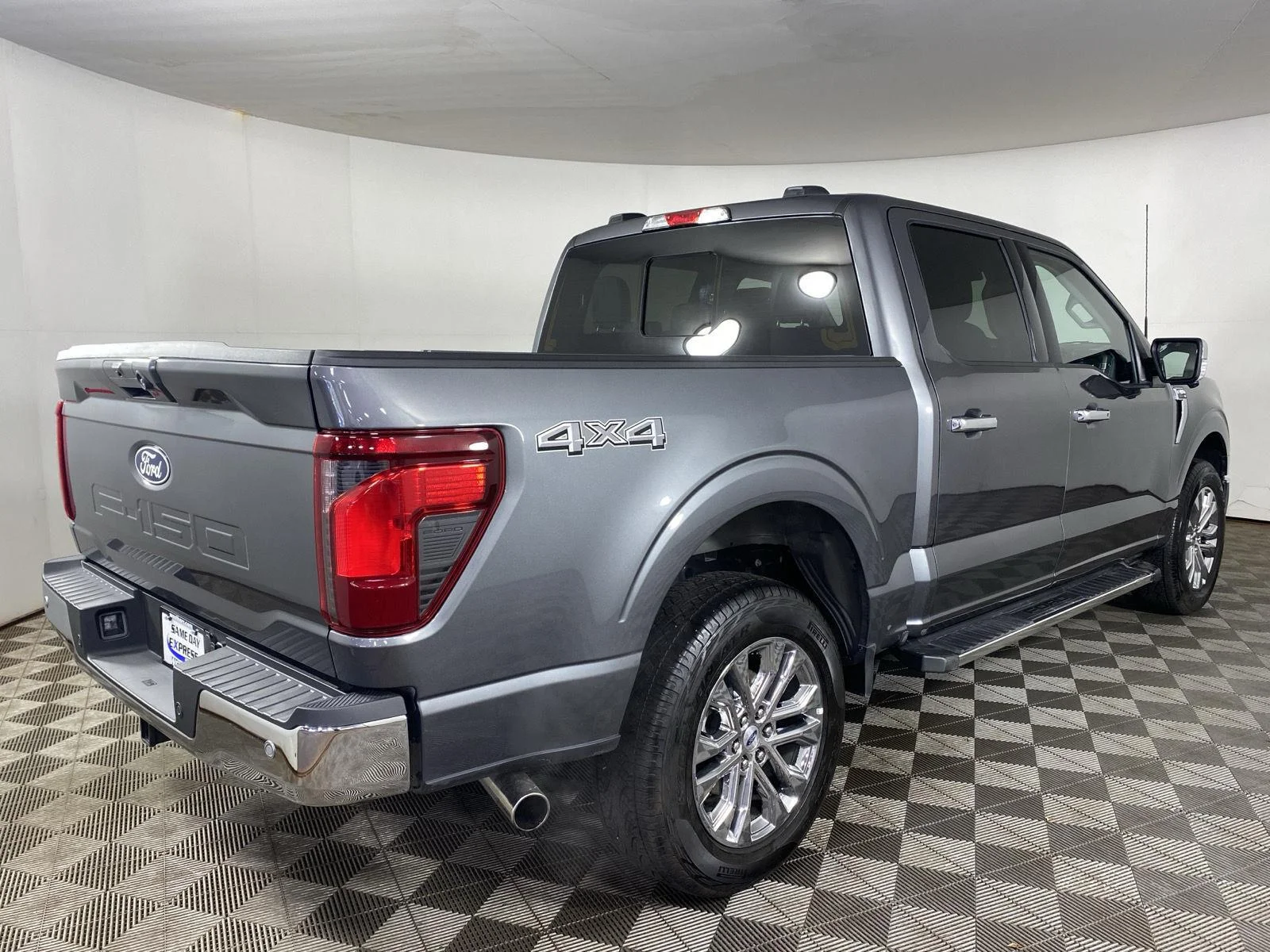 New 2026 Carbonized Gray Metallic Ford XLT image 7