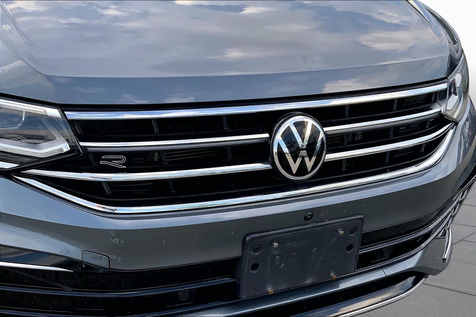 Used 2023 Platinum Gray Metallic Volkswagen SEL R-Line image 30