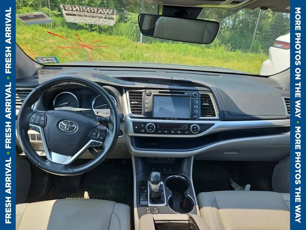 Used 2019 Silver Toyota XLE image 7