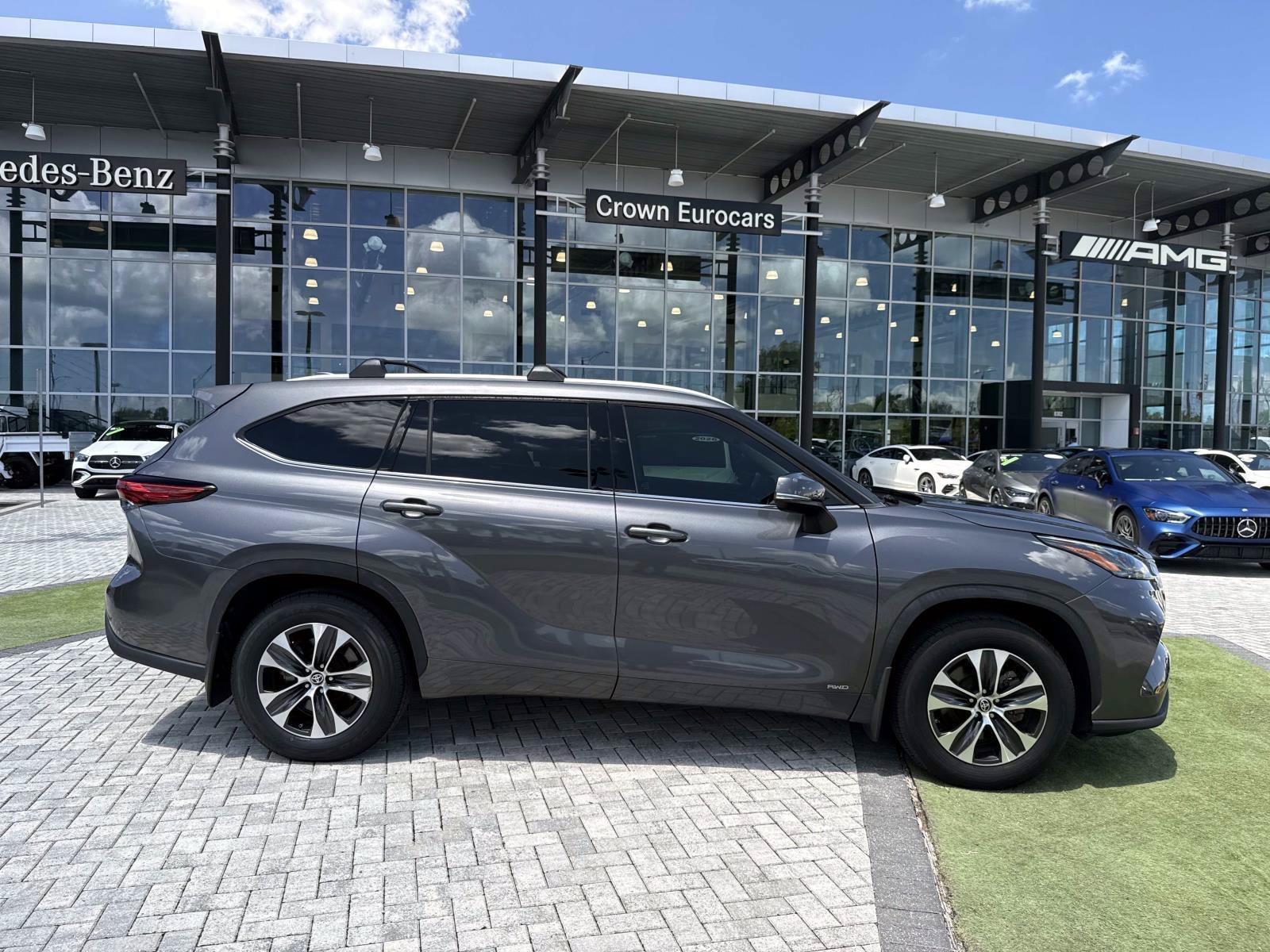 Used 2022 Magnetic Gray Metallic Toyota XLE image 6