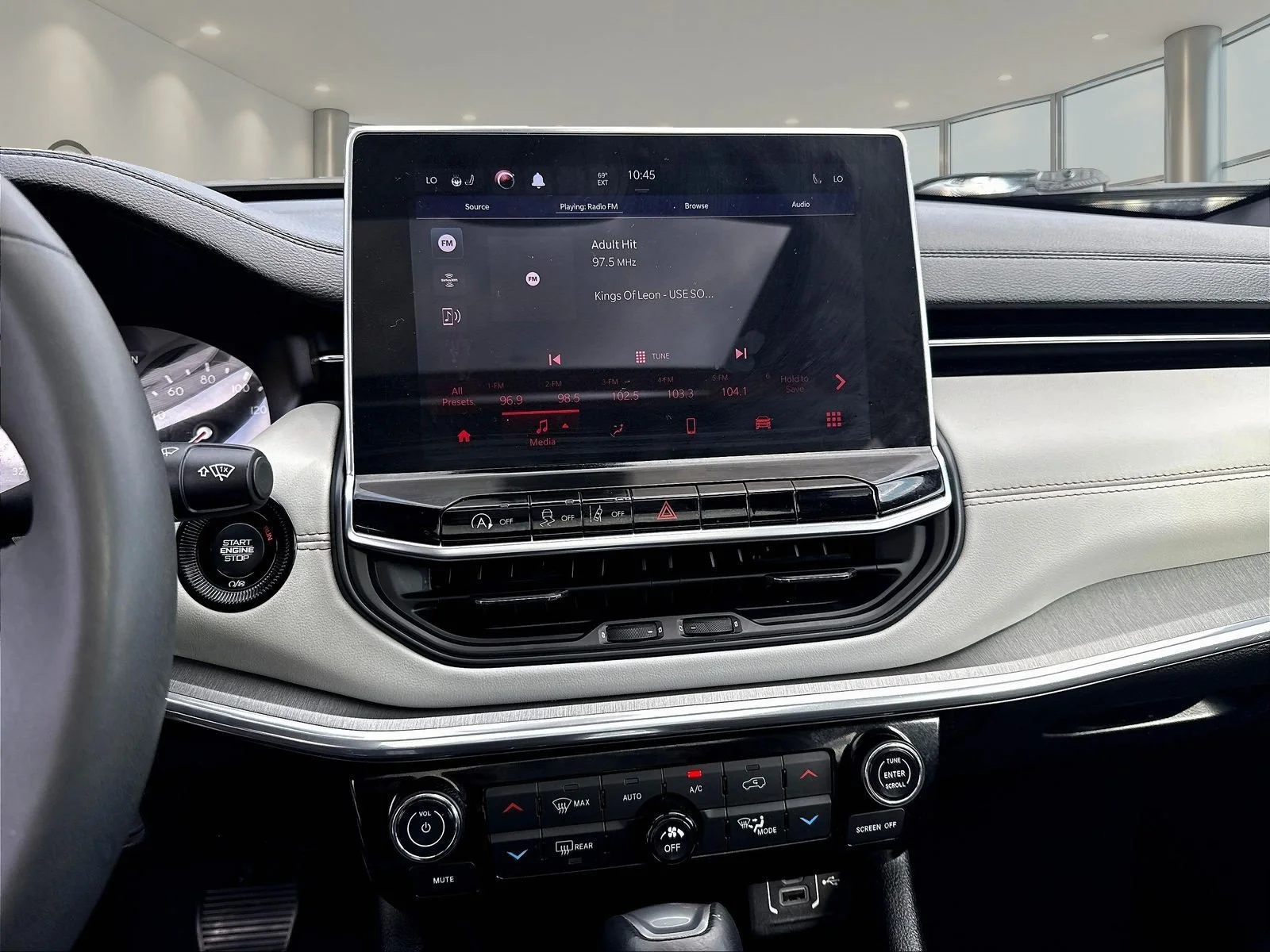 Used 2023 Crystal Metallic Jeep Limited image 11