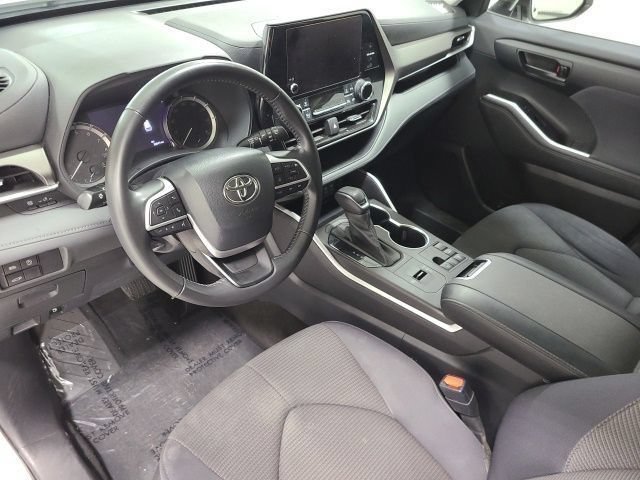 Used 2023 Wind Chill Pearl Toyota LE image 19