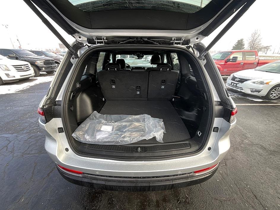 New 2026 Silver Zynith Exterior Paint Jeep Laredo Altitude image 8