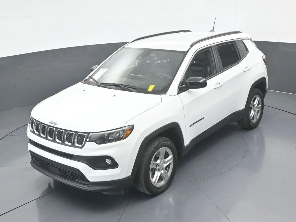 Used 2023 Bright White Clearcoat Jeep Latitude image 9