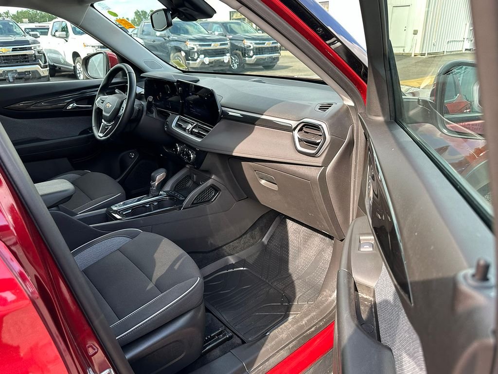 Used 2025 Red Chevrolet LT image 27