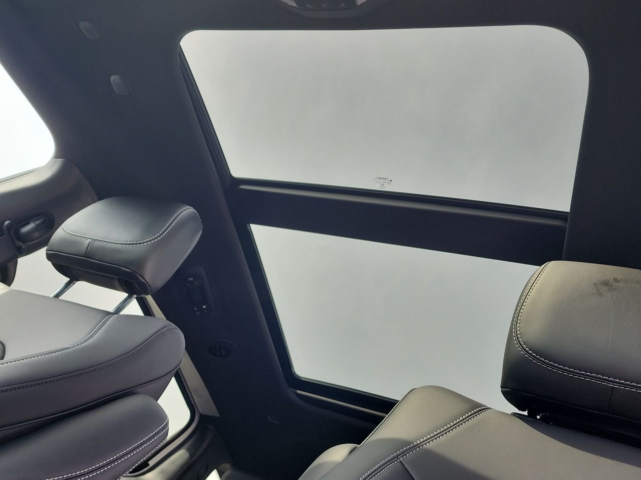 New 2026 Bright White Clear-Coat Exterior Paint Chrysler Select image 19