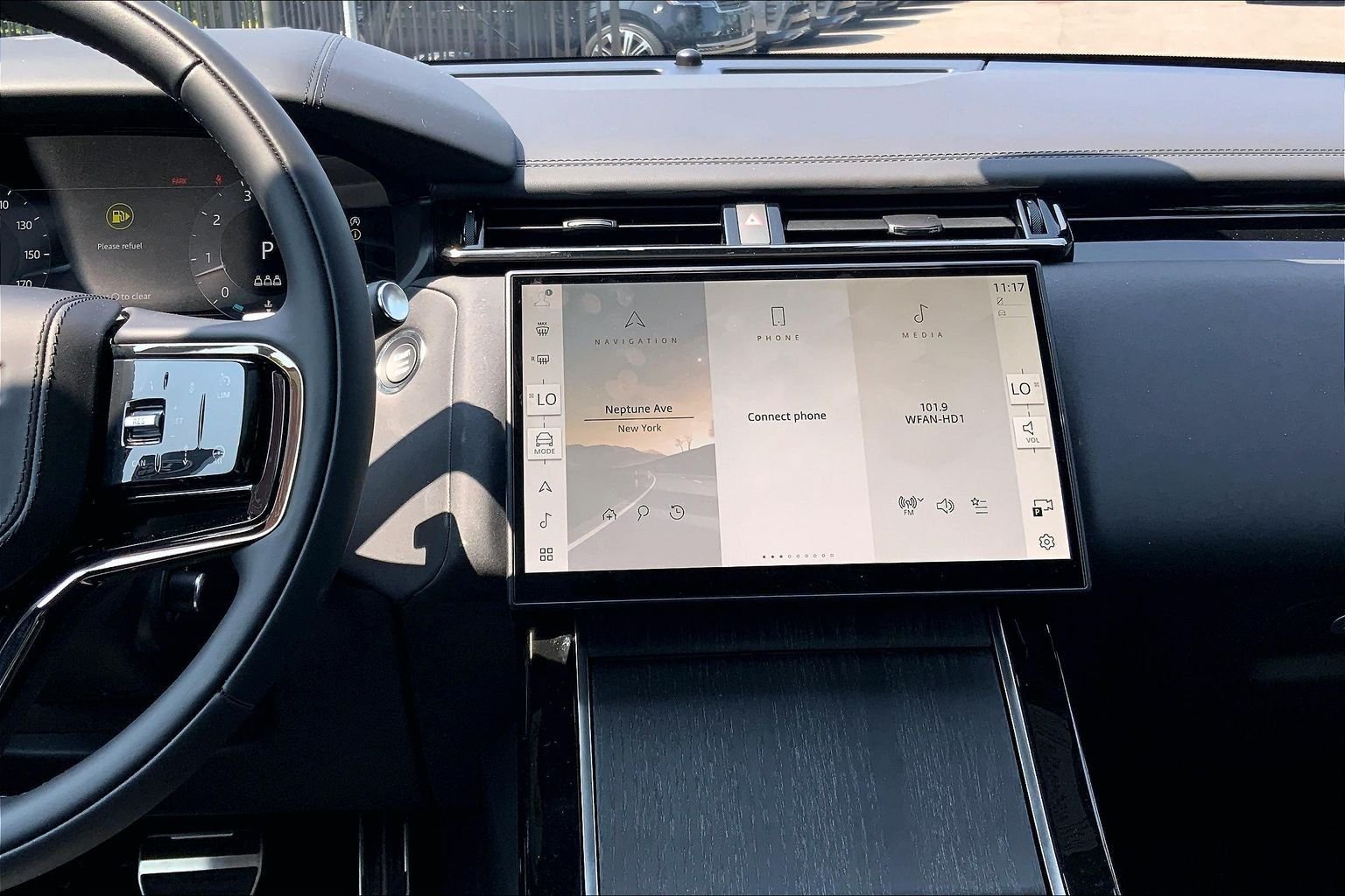 New 2026 Santorini Black Land Rover Dynamic SE image 6