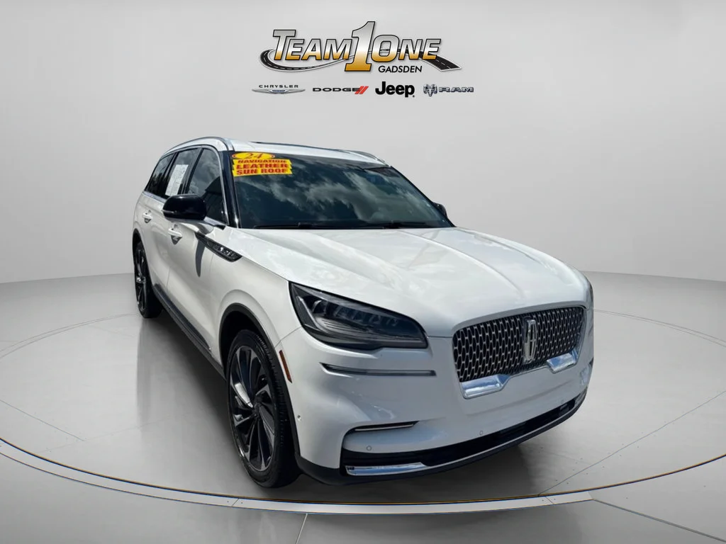 Used 2024 White Metallic Lincoln Reserve image 1