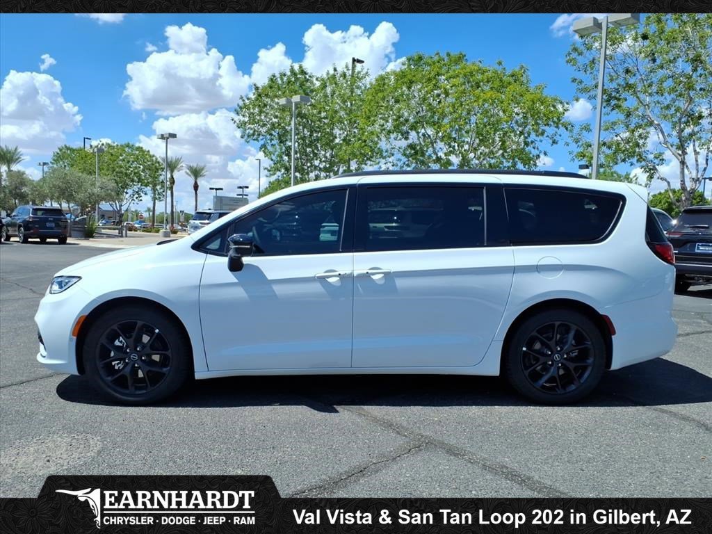 New 2026 Bright White Clear-Coat Exterior Paint Chrysler Limited image 3