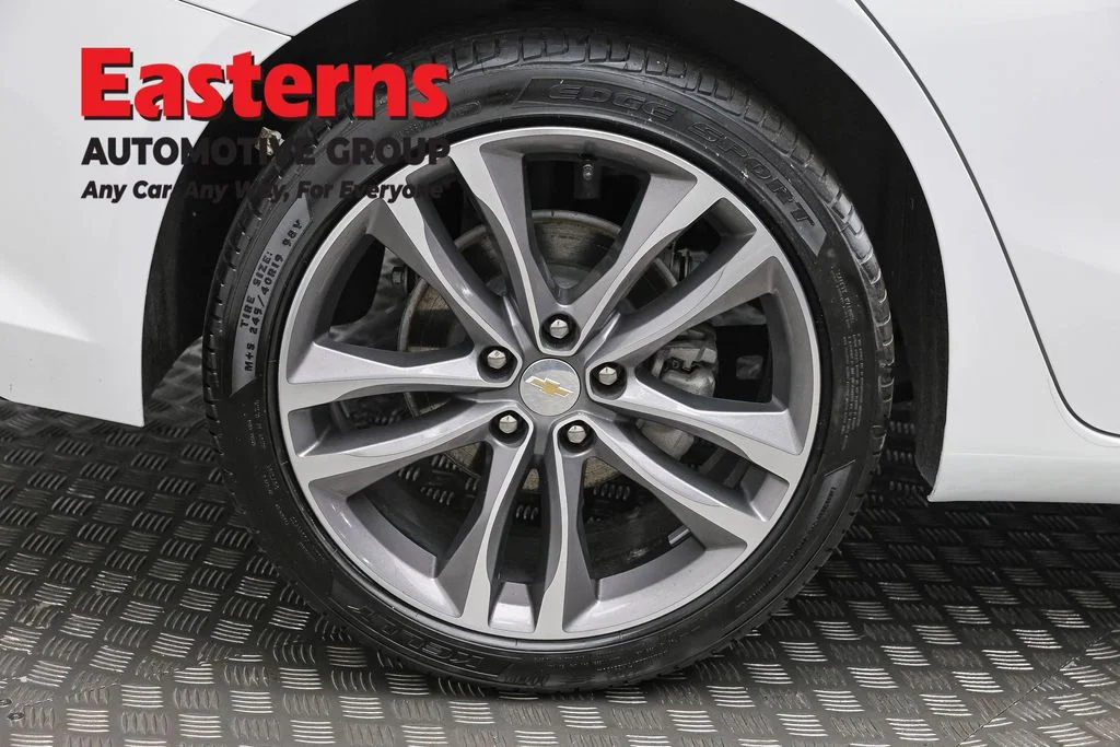 Used 2024 White Chevrolet LT image 32