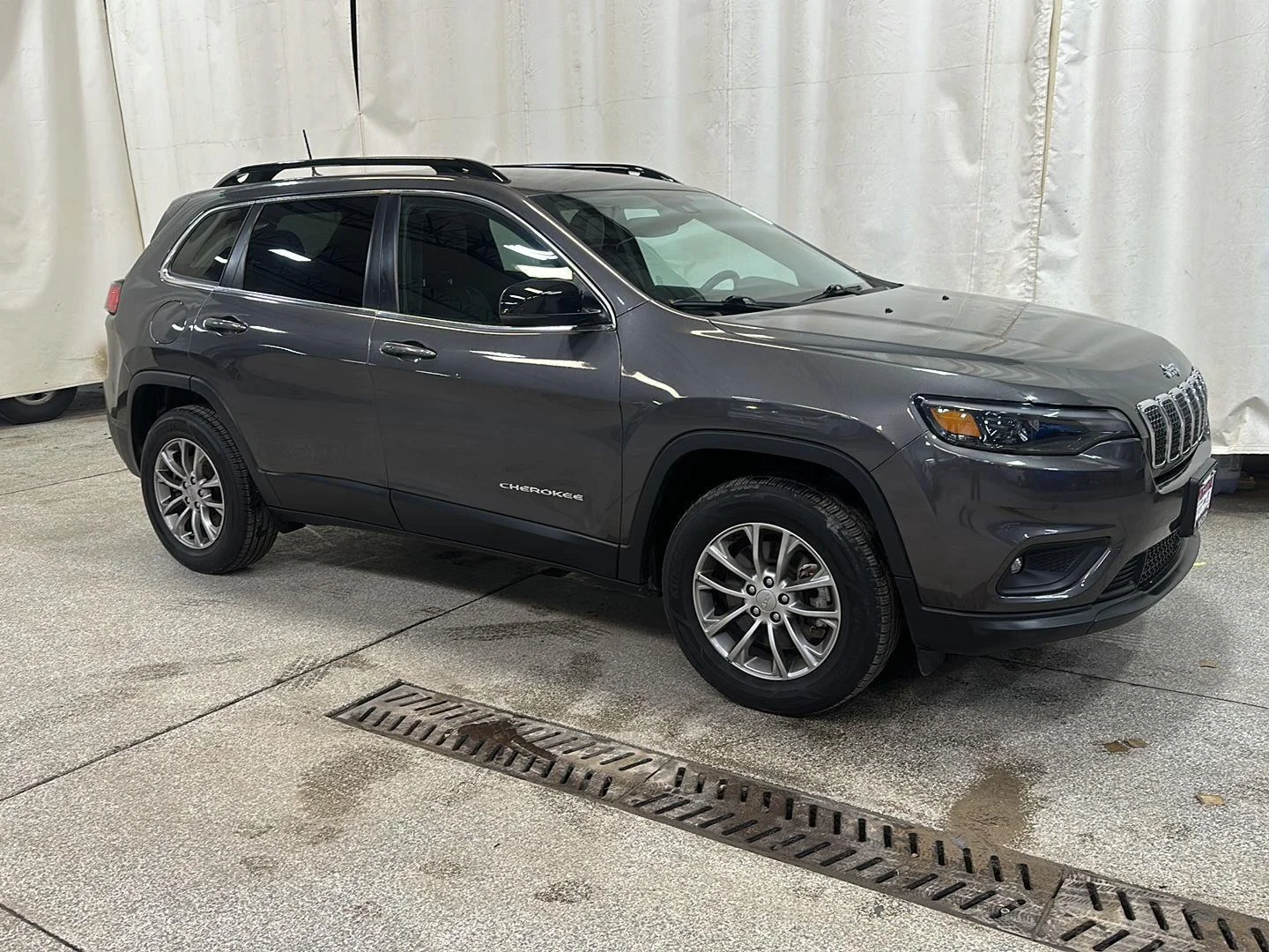 Used 2022 Granite Crystal Metallic Clearcoat Jeep Latitude Lux image 7