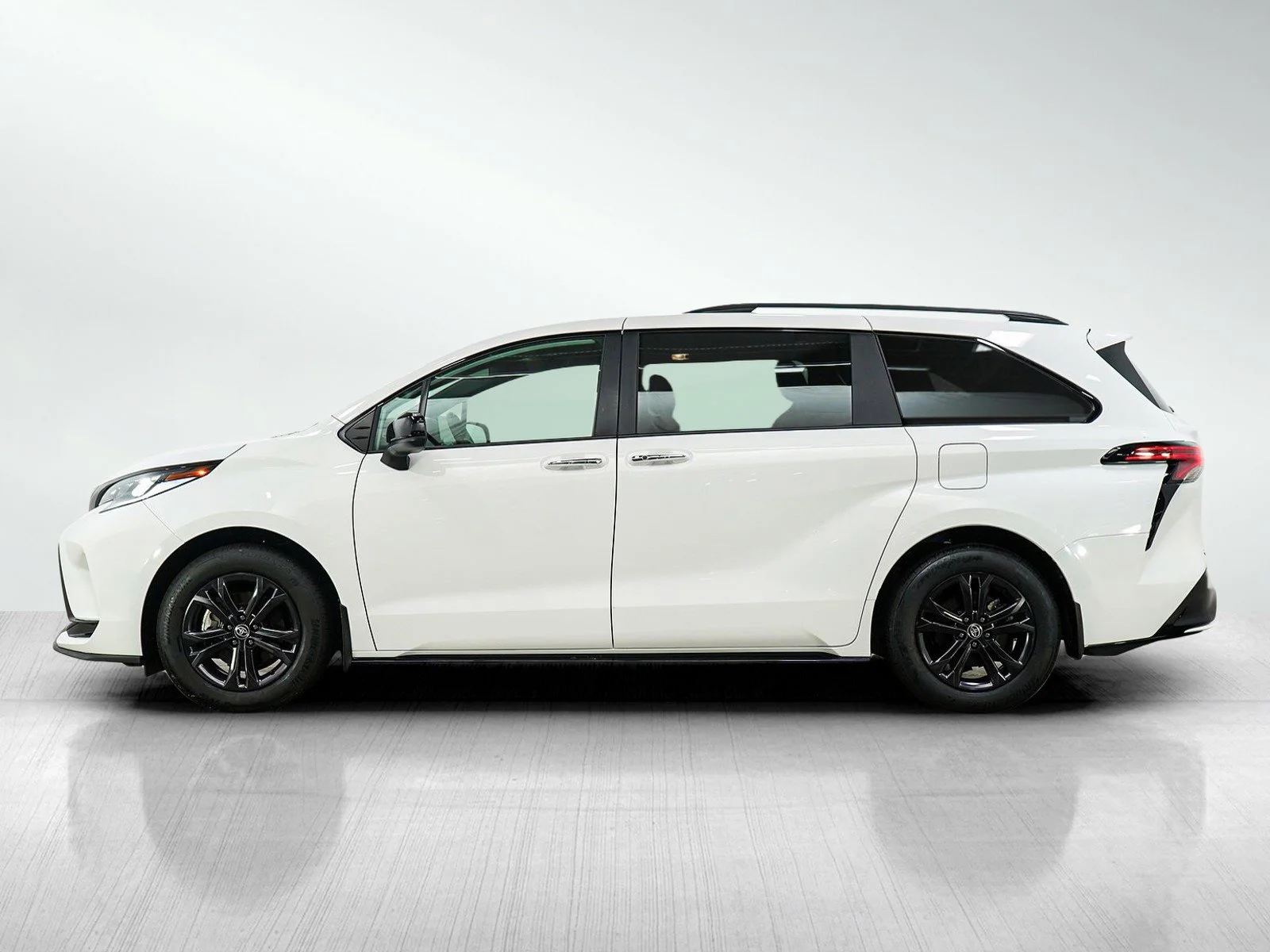 Used 2025 Toyota Sienna LE with VIN 5TDGSKFCXSS208151 for sale in Hopkins, Minnesota