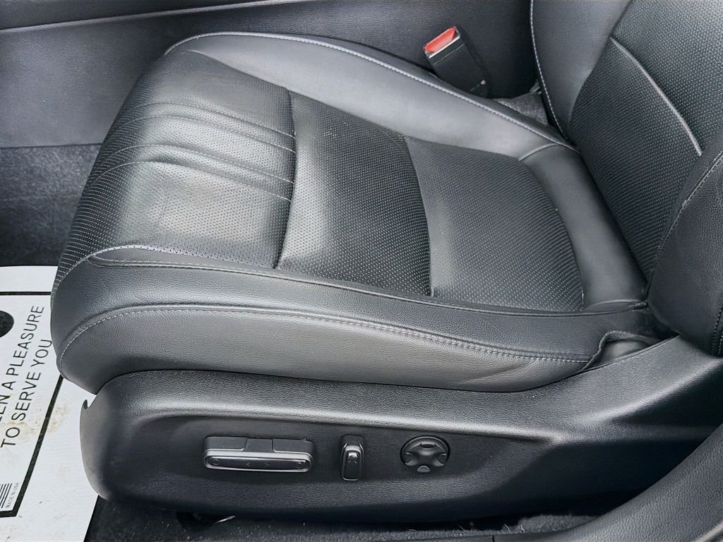 Used 2022 Lunar Silver Metallic Honda Touring image 19