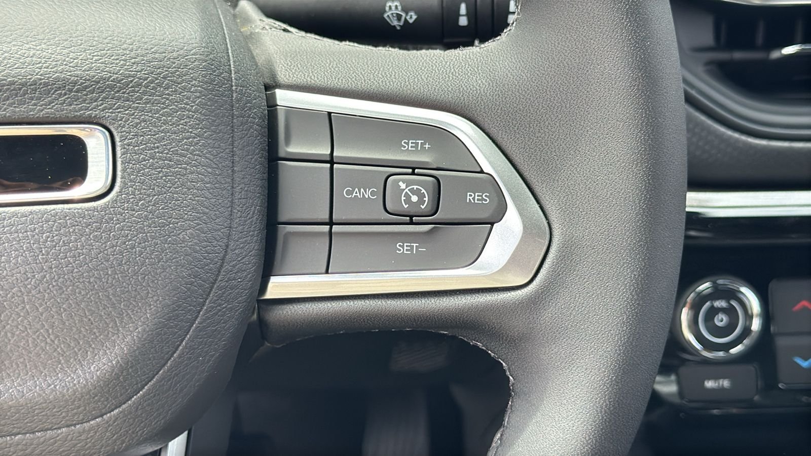 New 2026 Silver Zynith Metallic Clearcoat Jeep Latitude image 25