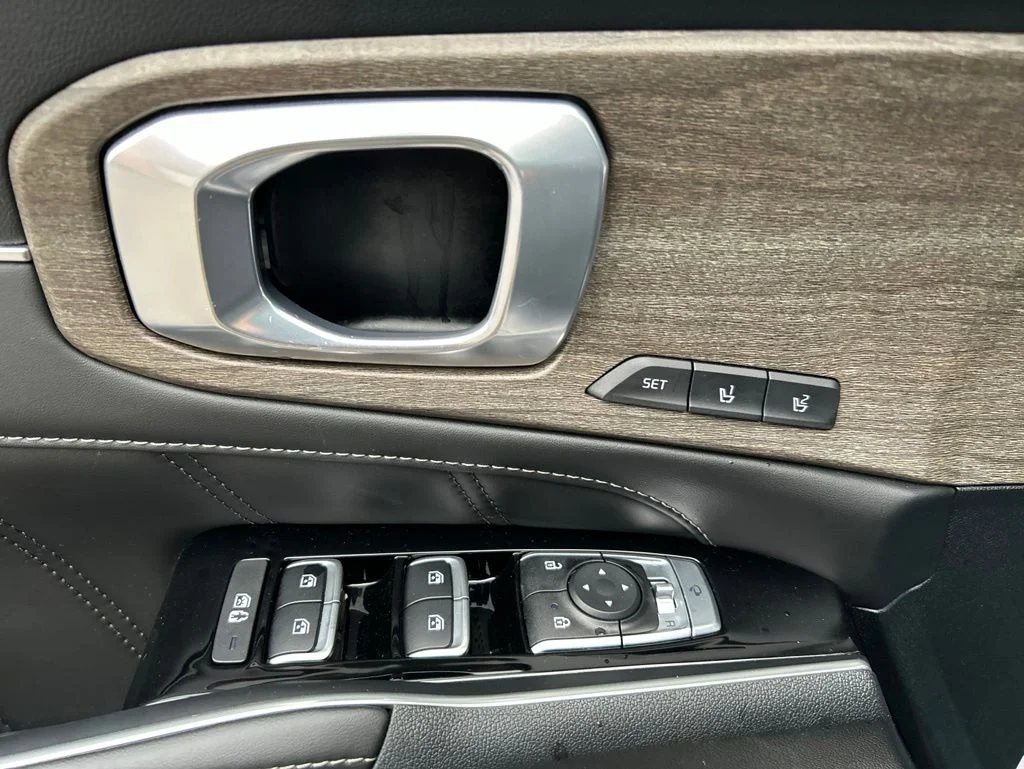 Used 2023 White Kia X-Line SX Prestige image 13