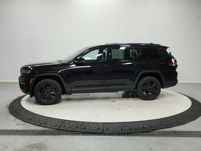 Used 2023  Jeep Limited image 5
