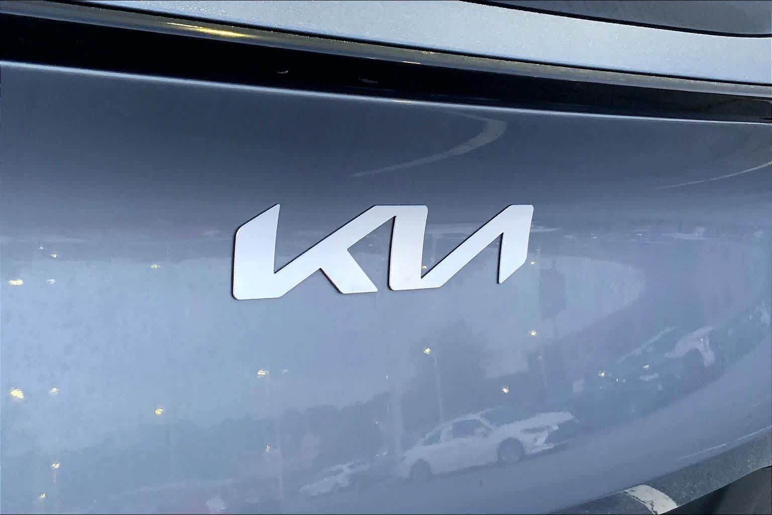 Used 2025 Everlasting Silver Kia LX image 9
