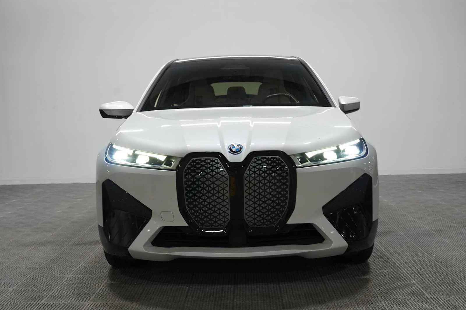 Certified Used 2024 Mineral White Metallic BMW xDrive50 image 2