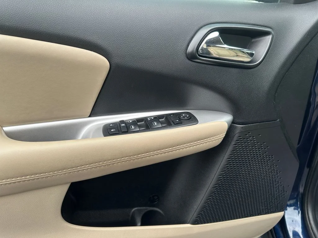 Used 2018 Blue Dodge SE image 27