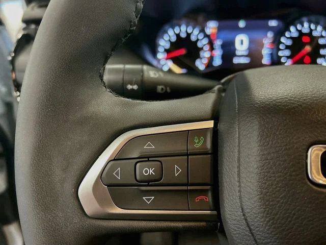 Used 2025 White Jeep Latitude image 36