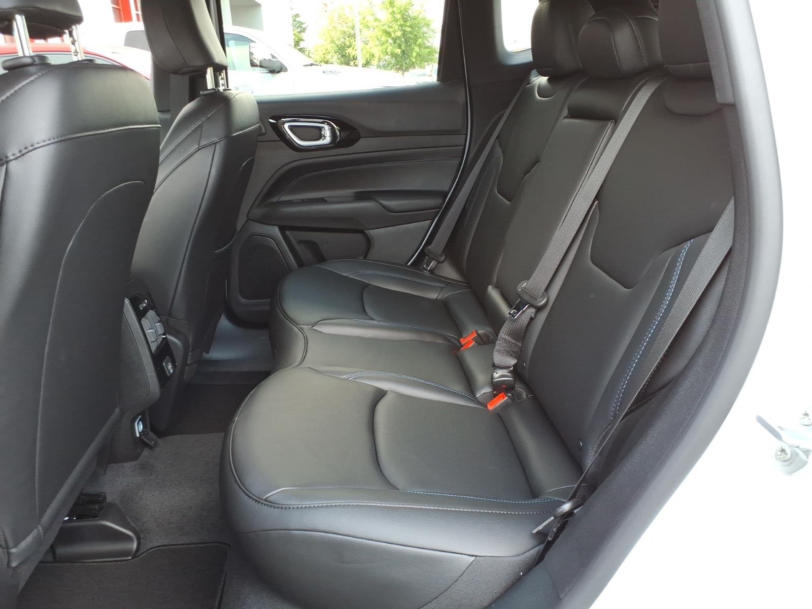New 2026 Bright White Clear-Coat Exterior Paint Jeep Limited Altitude image 6