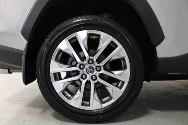 Certified Used 2019 Silver Toyota Xle premium image 25