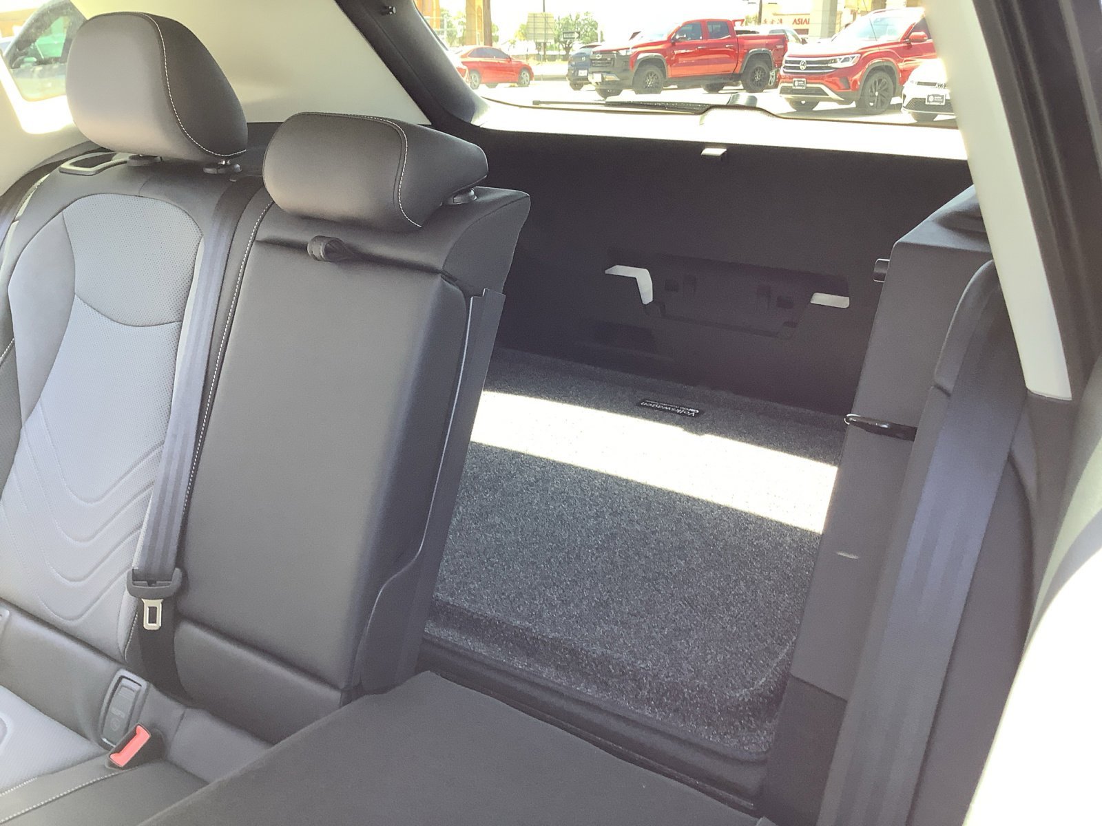 New 2025 Platinum Gray Metallic Volkswagen SE image 23