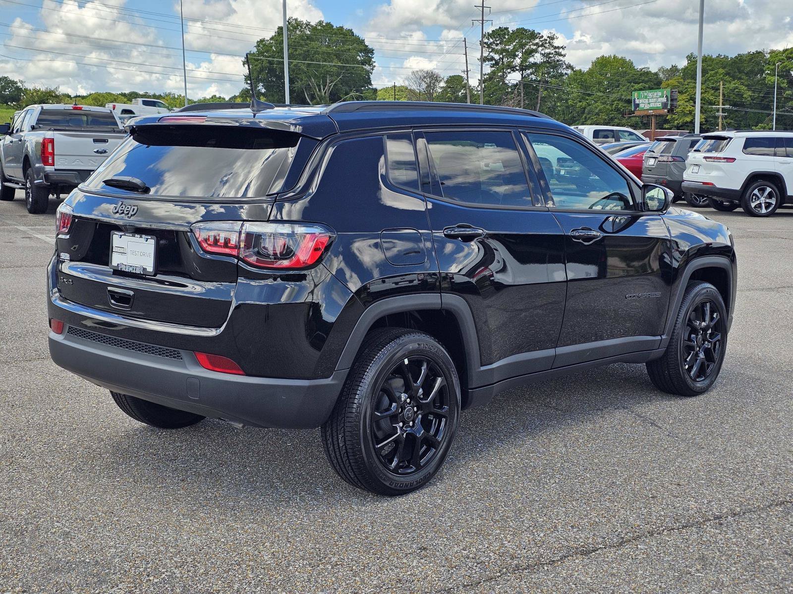 New 2026 Diamond Black Crystal Pearlcoat Jeep Latitude Altitude image 8