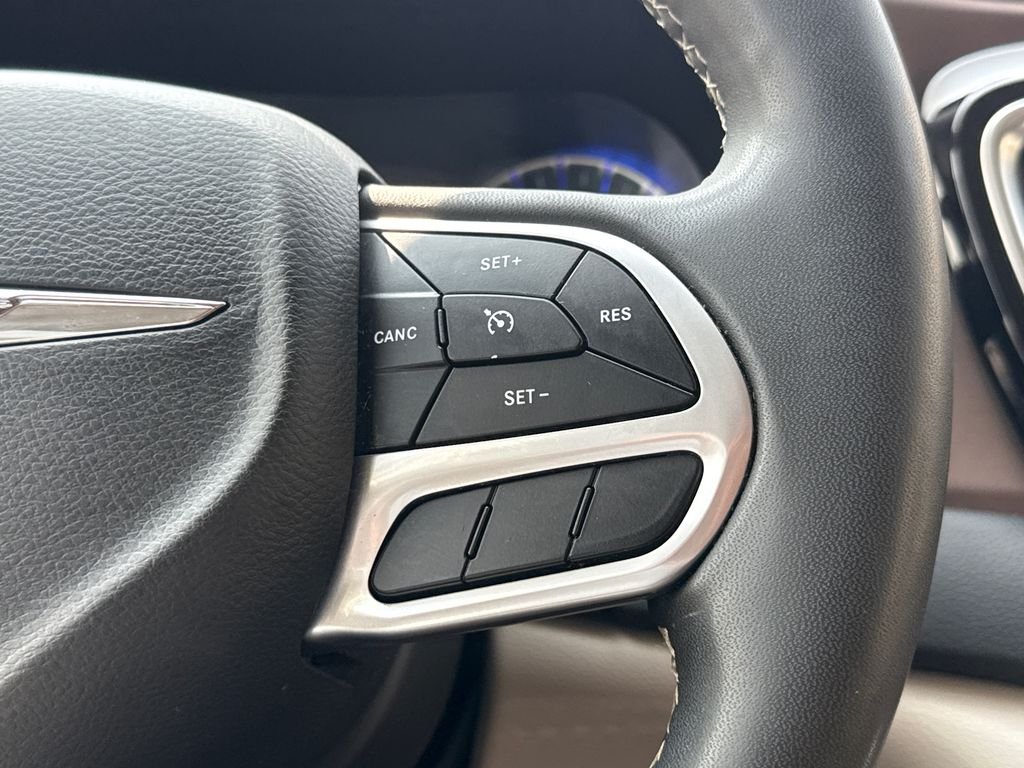 Used 2022 White Chrysler LX image 27