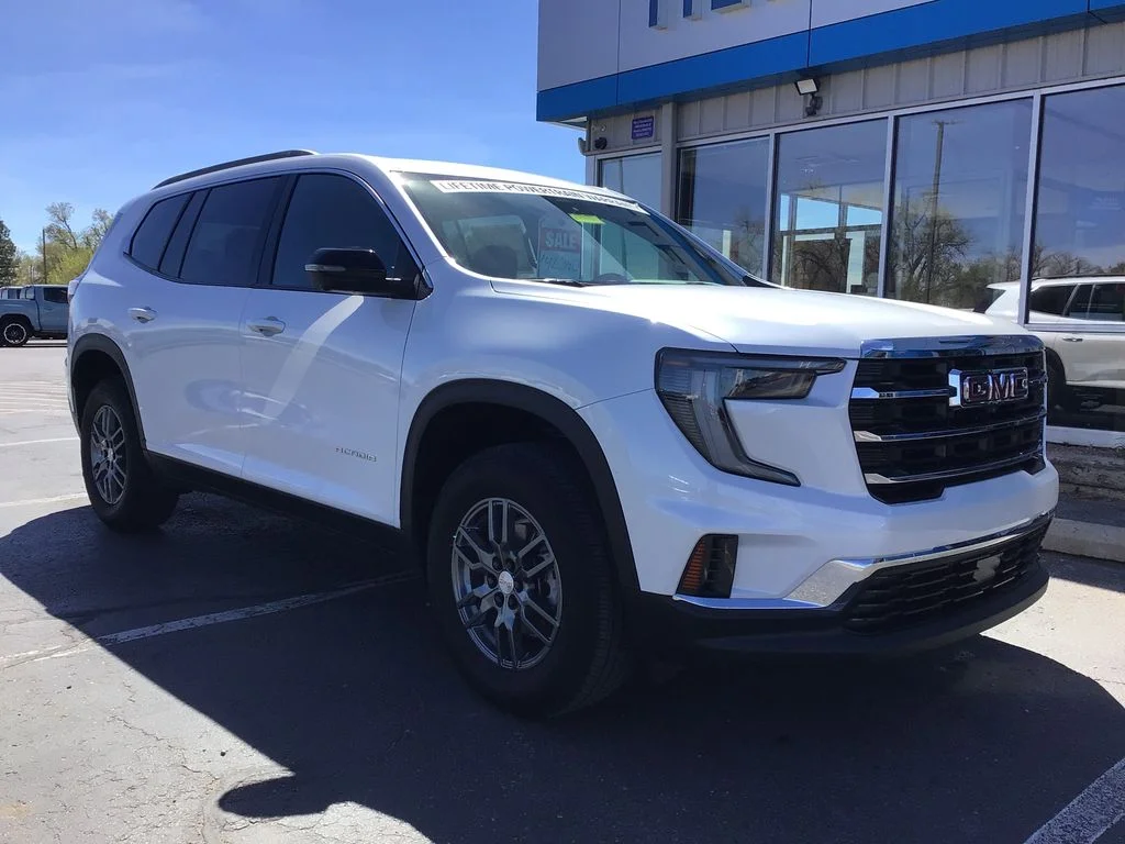 New 2025 White Frost Tricoat GMC Elevation image 2