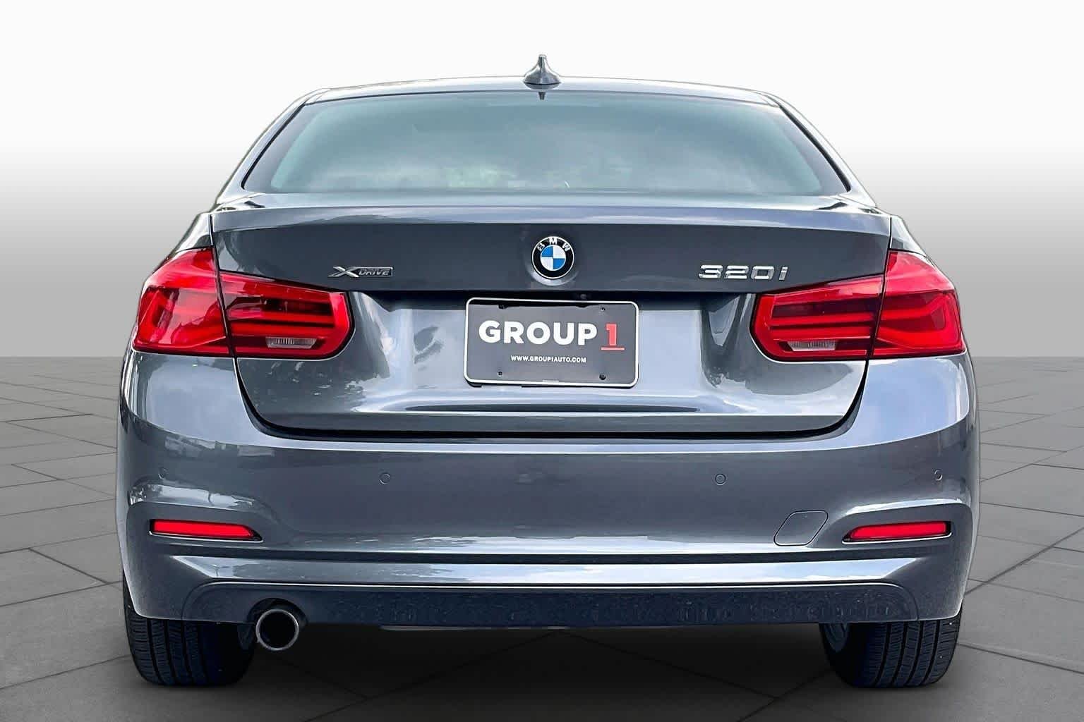 Used 2018 Mineral Gray Metallic BMW 320i xDrive image 4