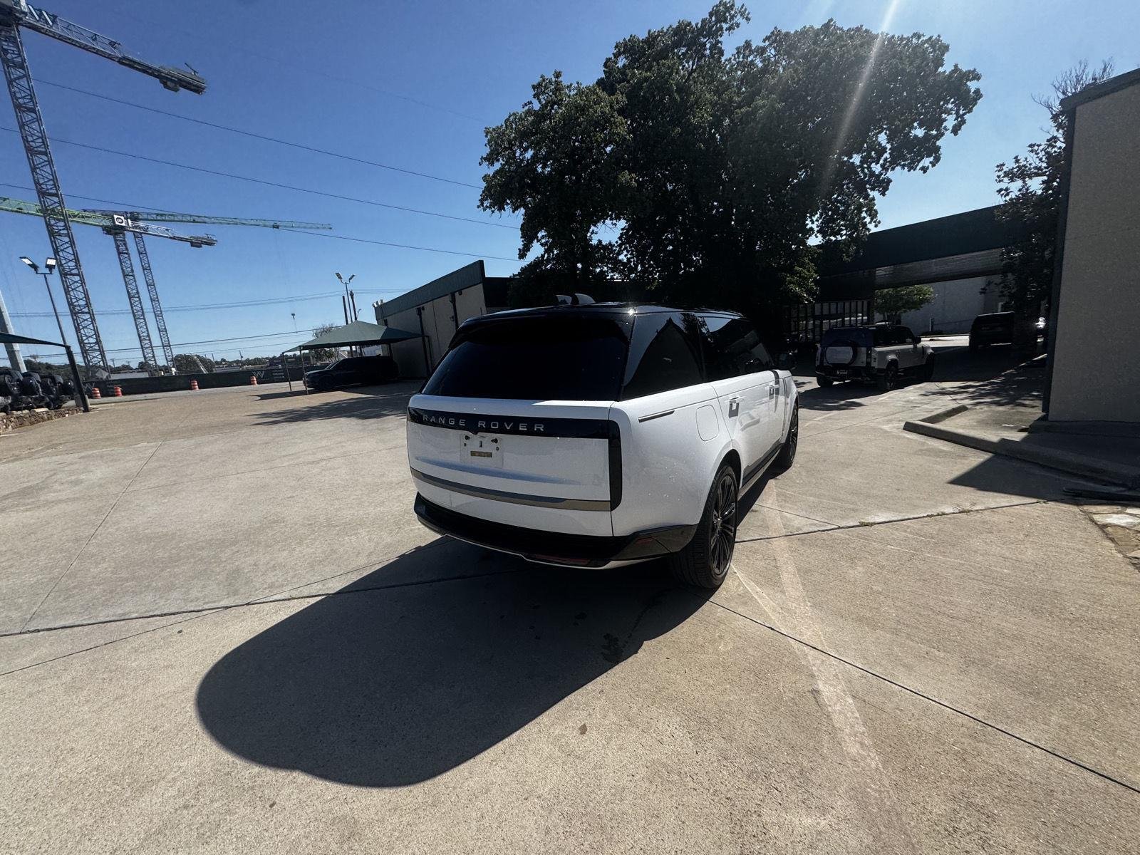 Used 2024 White Land Rover SE image 6