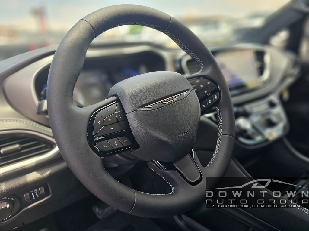 New 2027 Olive Green Pearl-Coat Exterior Paint Chrysler Limited image 23