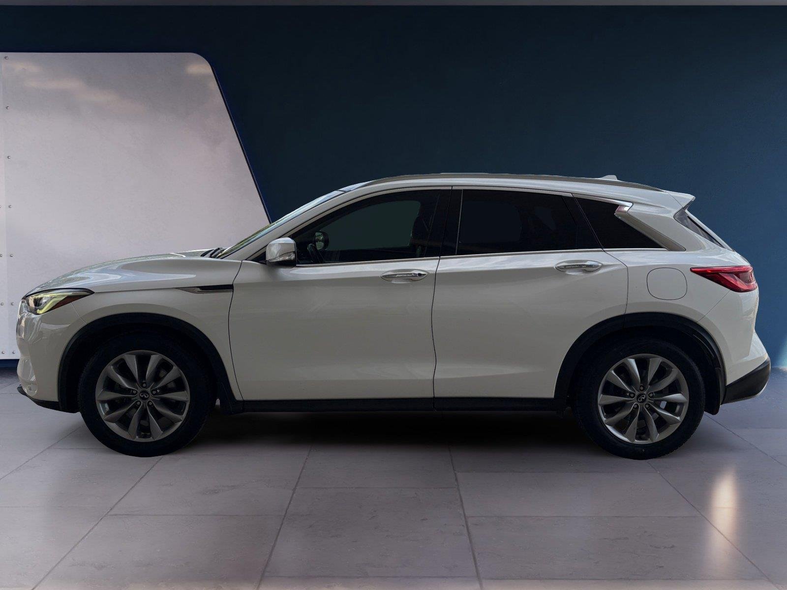Used 2019 Lunar White INFINITI LUXE image 2