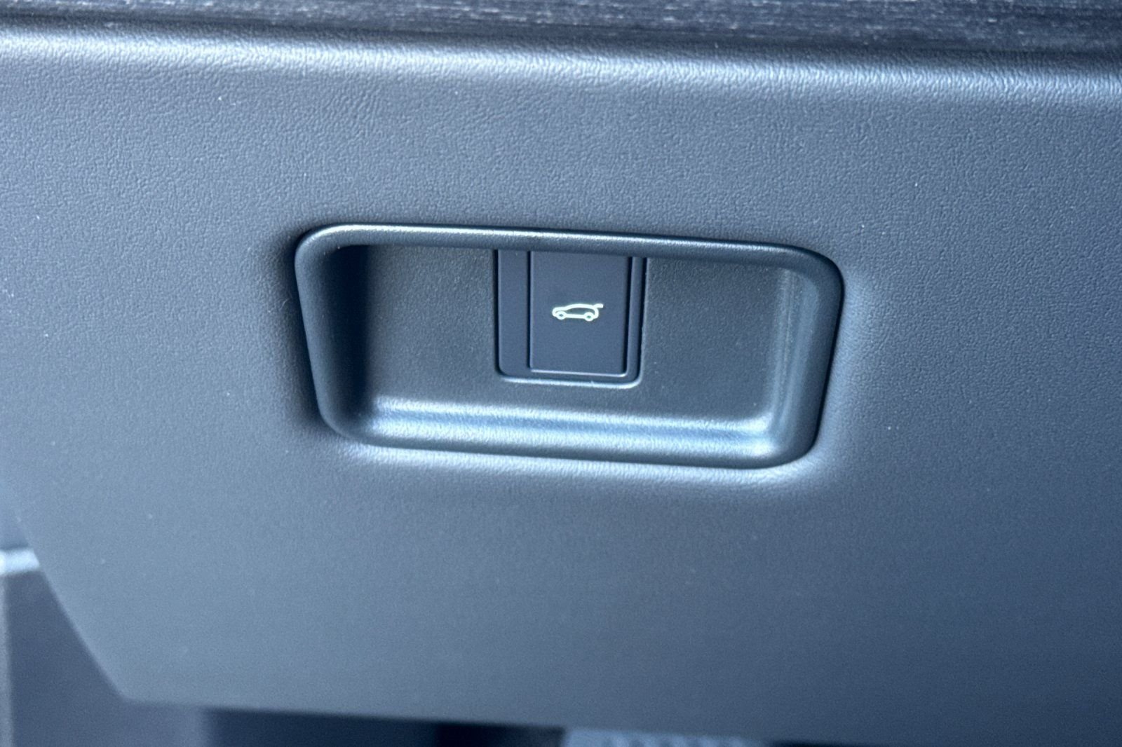 New 2026 Carpathian Grey Land Rover SE image 32