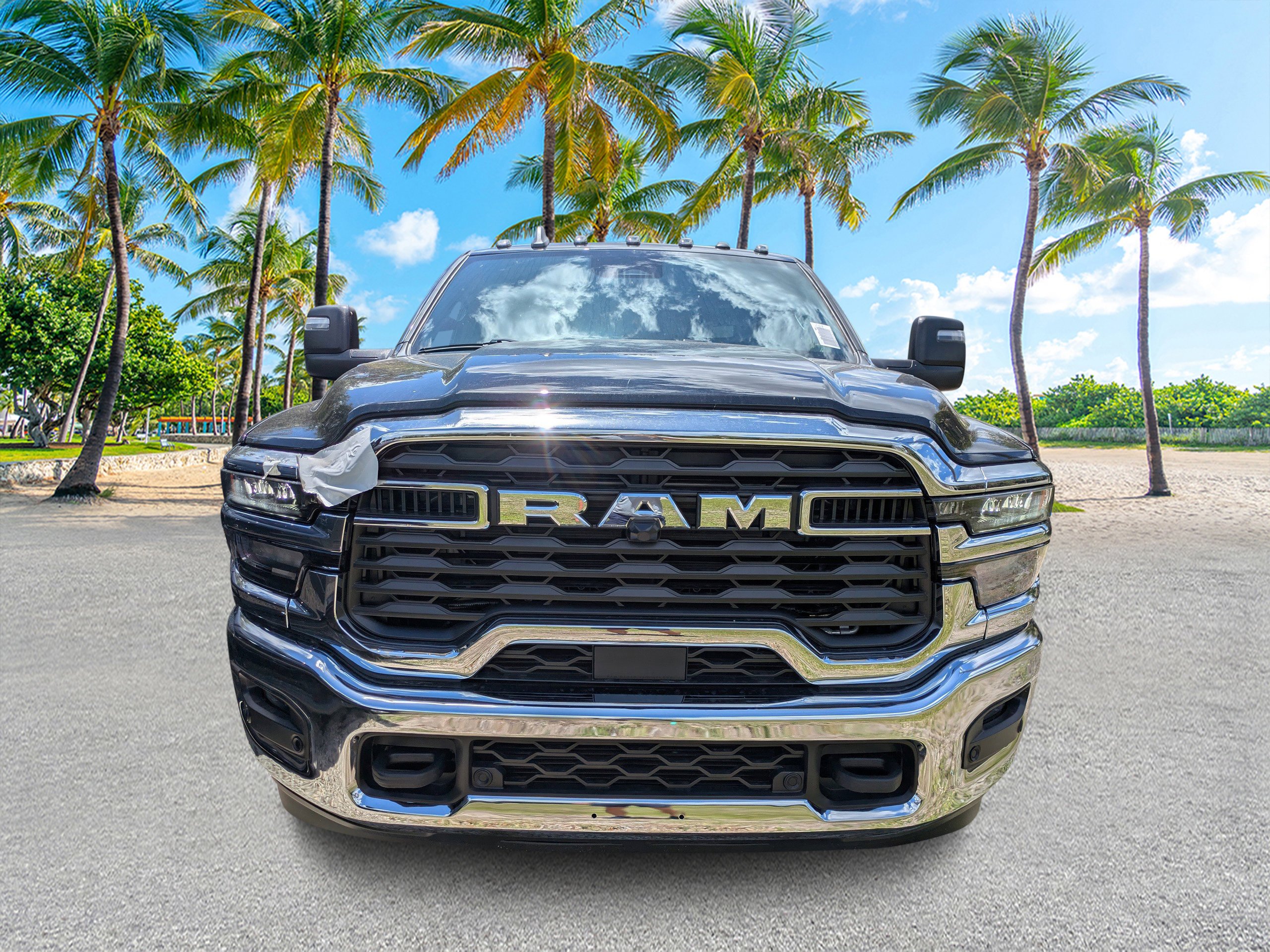 New 2026 Diamond Black Crystal Pearl-Coat Exterior Paint RAM Tradesman image 7