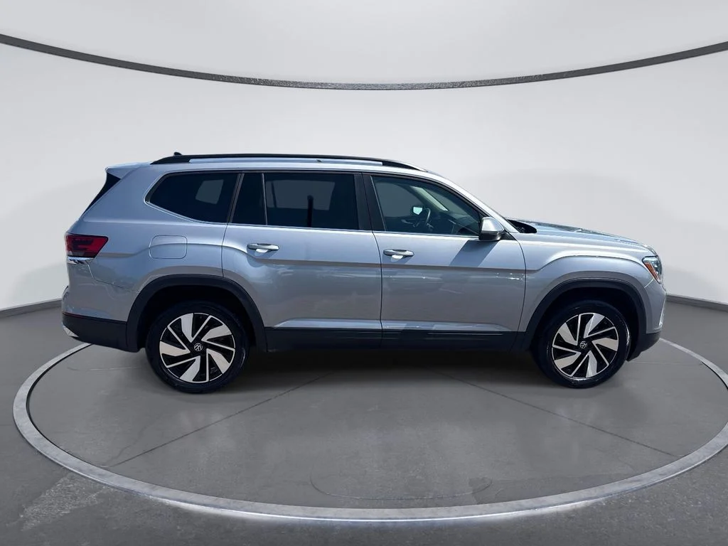 Used 2025  Volkswagen 2.0T SE w/Technology image 8