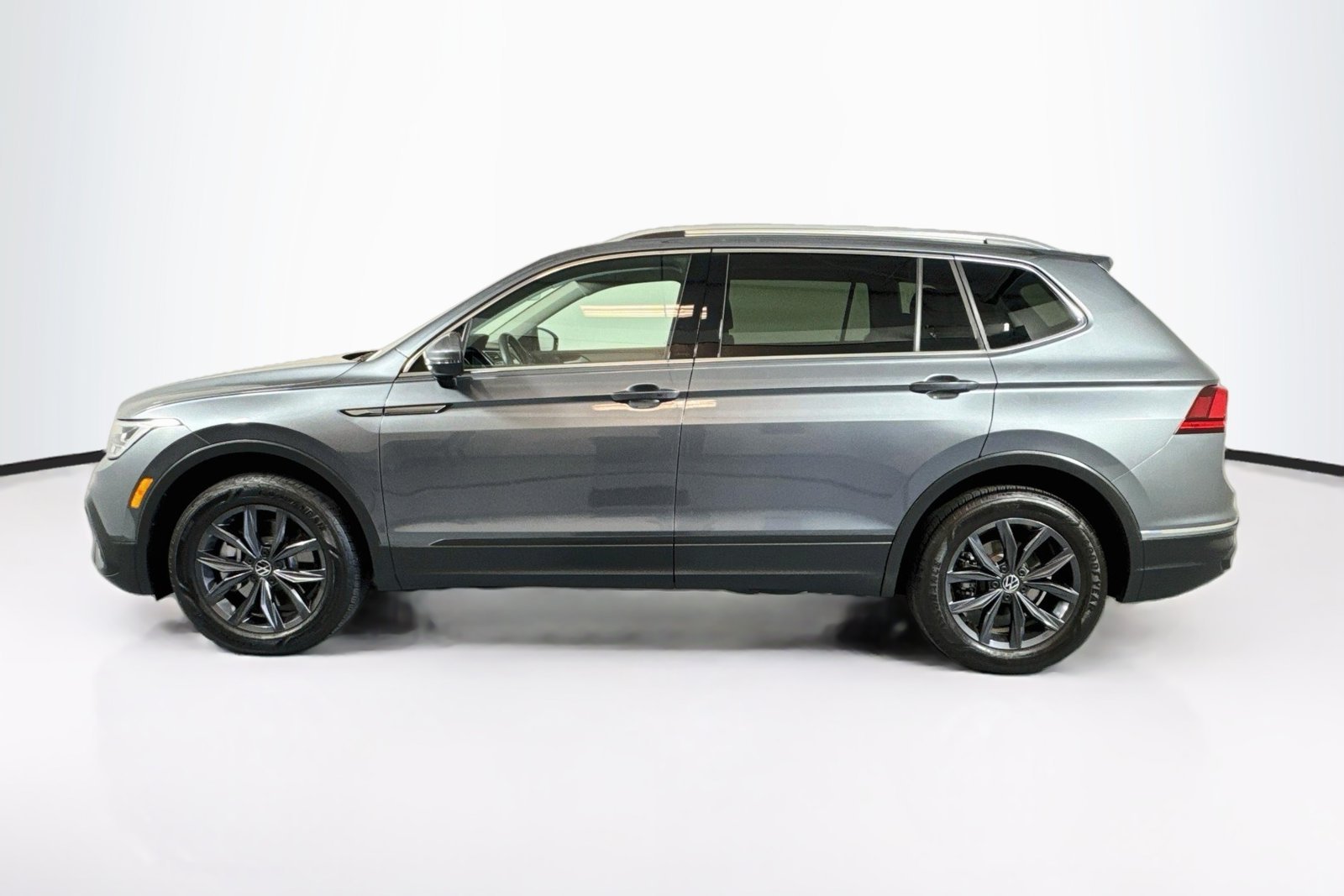 Used 2023 Platinum Gray Metallic Volkswagen SE image 8