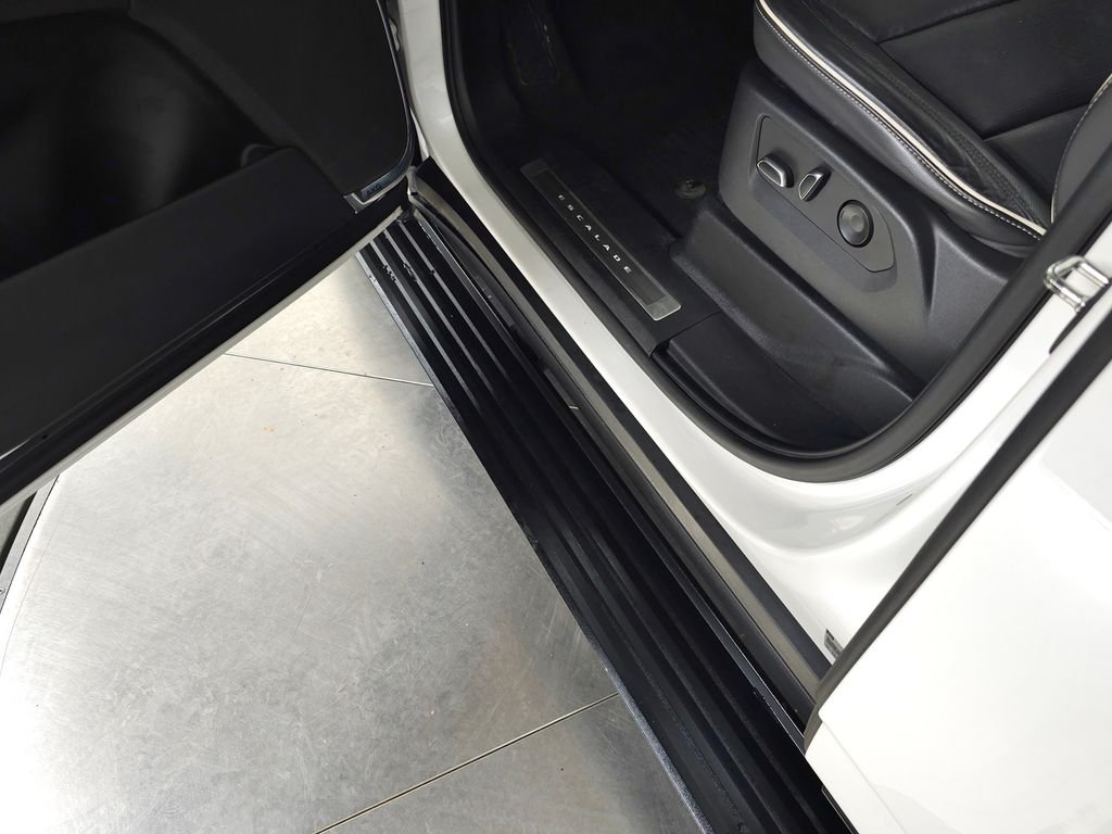 Used 2022 White Cadillac Sport image 17