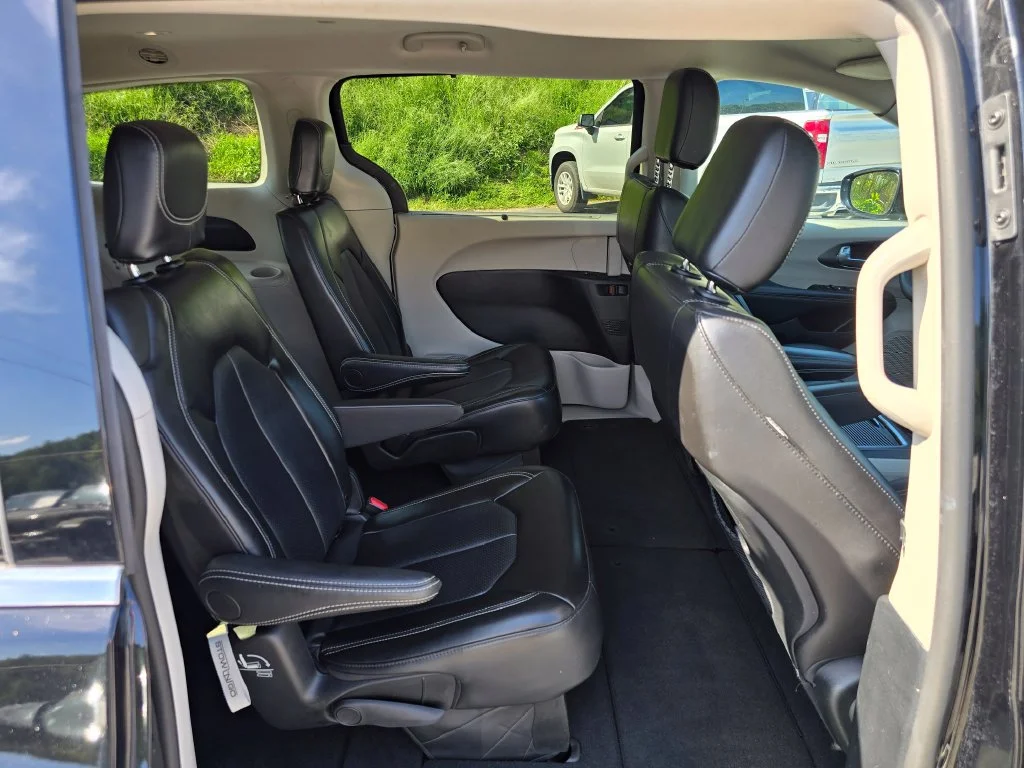 Used 2024 Black Chrysler Touring L image 26