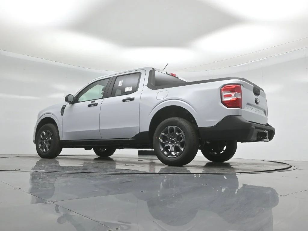 New 2026 Space White Metallic Ford XLT image 43