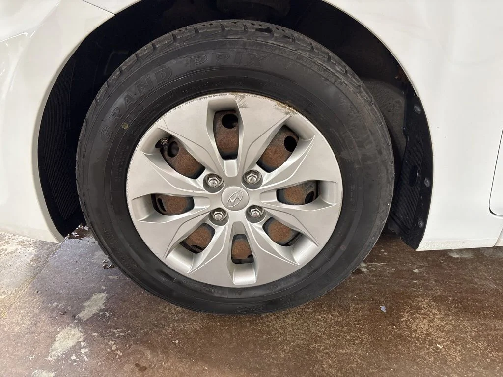 Used 2016 White Hyundai SE image 9